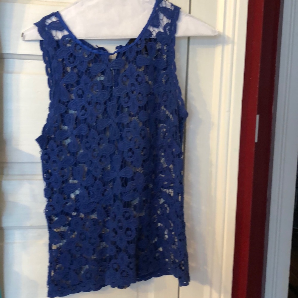 Sleeveless blue lace shirt